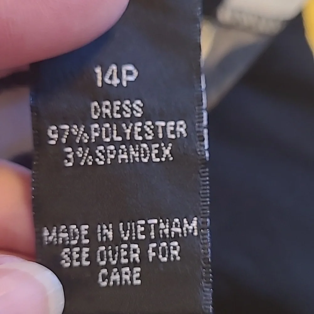 Stunning sleeveless dress in a size 14 petite - Picture 5 of 6